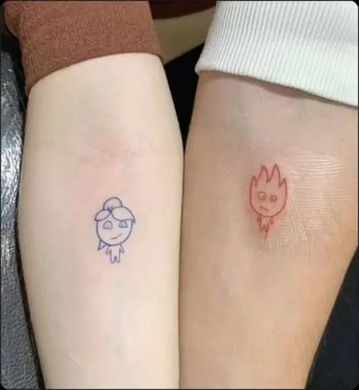 Tatuagem de casal com um bonequinho de fogo no braço dele e um bonequinho de água no dela