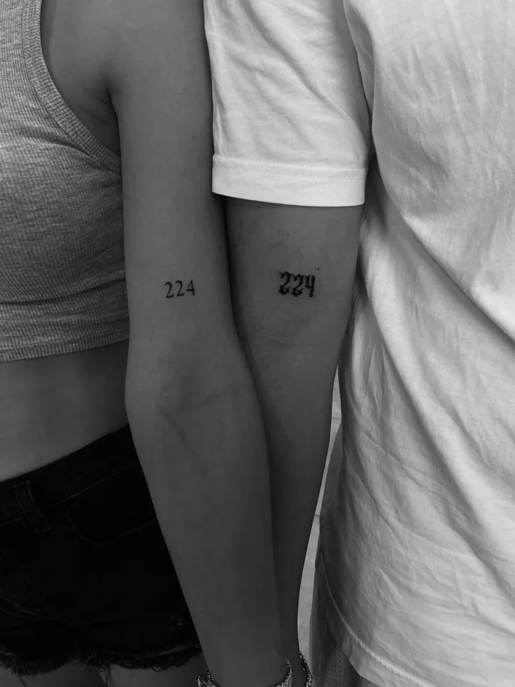 Tatuagem de casal com um número simbólico