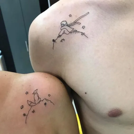 Tatuagem de casal com tema de O Pequeno Príncipe.