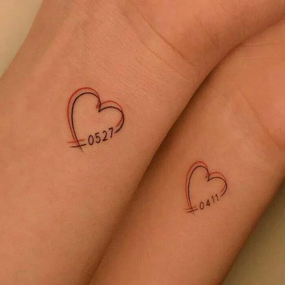 Tatuagem de casal de dois corações com uma data dentro