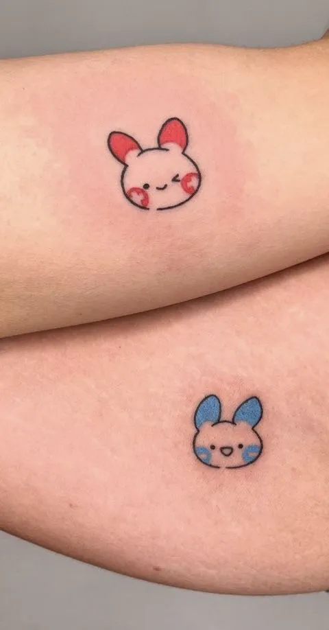 Tatuagem de casal dos Pokémons Plusle e Minus