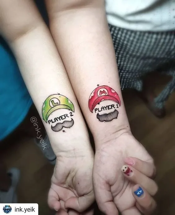 Tatuagem de Mario e Luigi nos pulsos