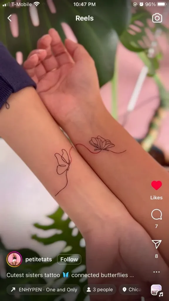 tatuagem de casal onde o desenho no braço de um completa o do outro