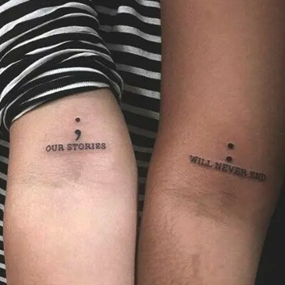 Tatuagem de casal "our stories' em um braço e "will never end"no outro.