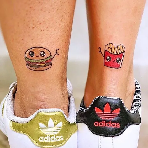 tatuagem de casal de um hamburguer e uma batata fria com olhos cartunizados