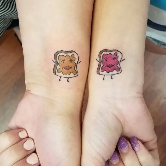 Tatuagem de casal de dois pães com geleia