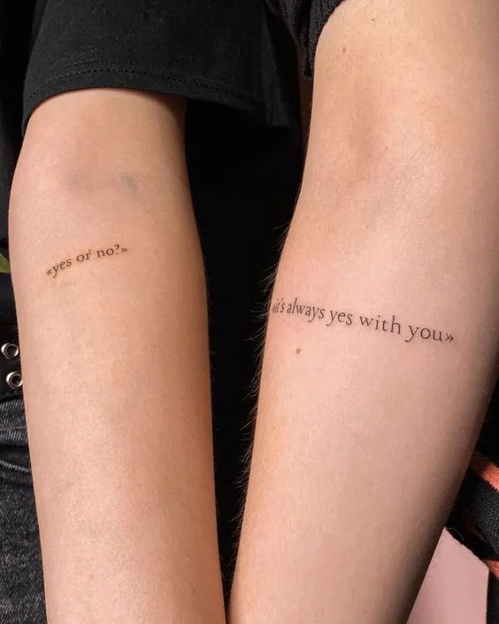 Tatuagem de casal com frases românticas