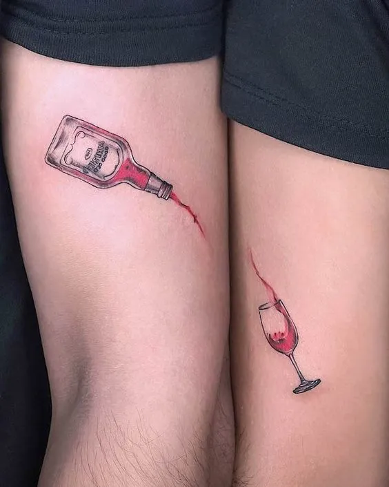 Tatuagem de casal onde um braço contém a arte da garra e o outro braço a arte do copo sendo preenchido