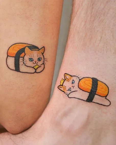 Tatuagem de casal de um gatinho sushi