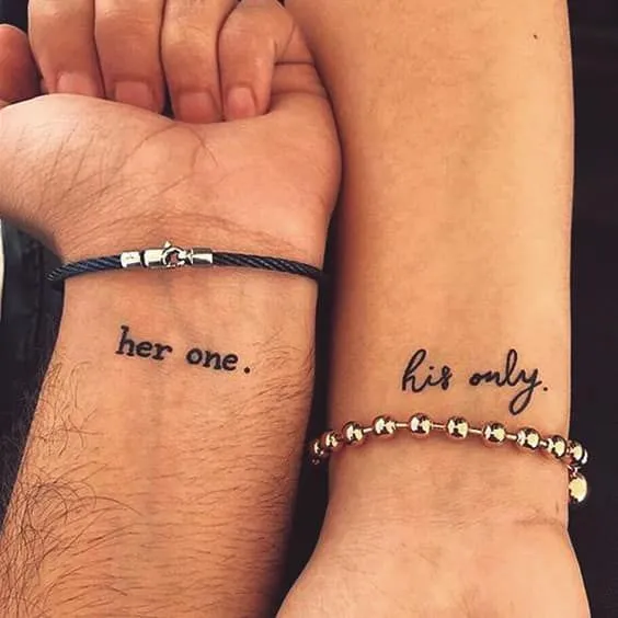 Tatuagem de casal - em um braço está escrito "Her one" e no outro "His only"