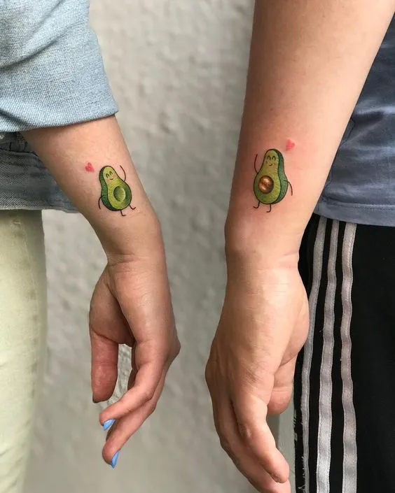 Tatuagem de casal de duas metades de um abacate