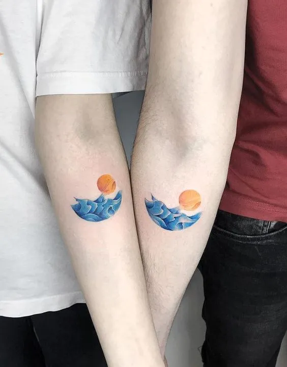 tatuagem de casal de ondas e sol