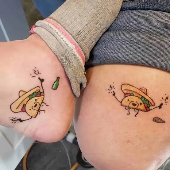 Tatuagem de casal de dois tacos mexicanos com uma garrafinha caida ao lado