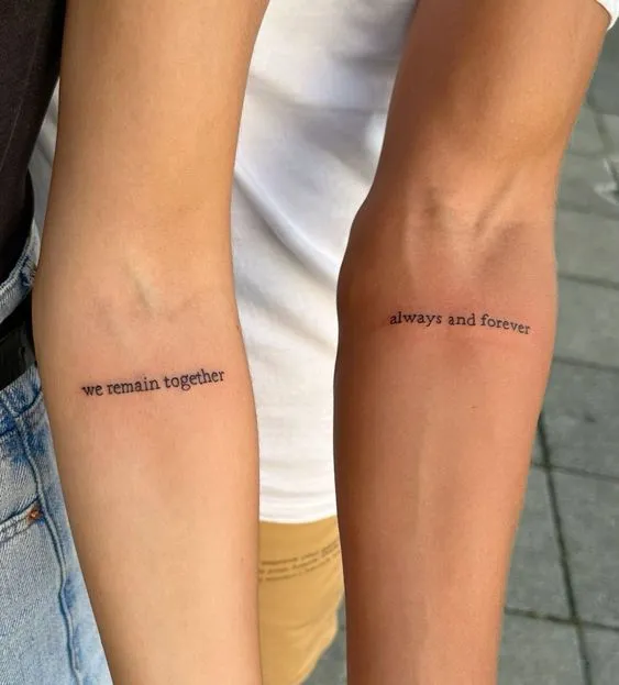 Tatuagem de casal no antebraço