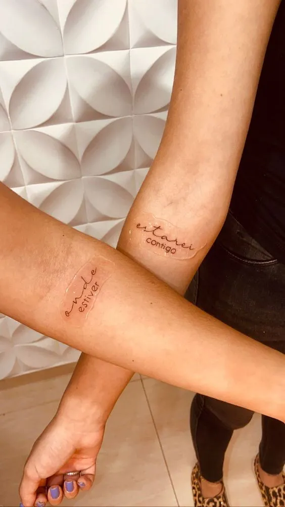 tatuagem de casal com frases no antebraço