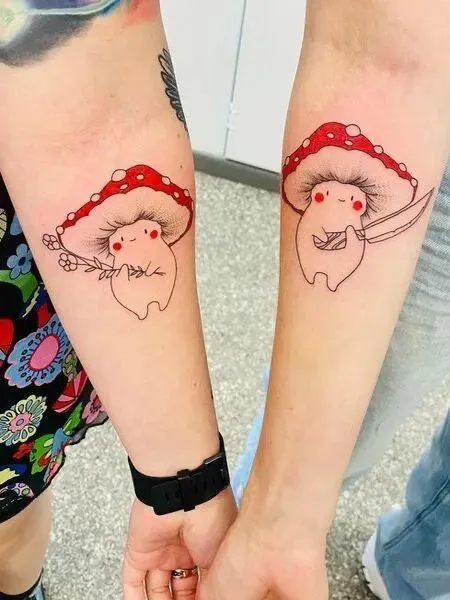 tatuagem de casal com dois cogumelos, um segurando uma flor e o outro uma faca