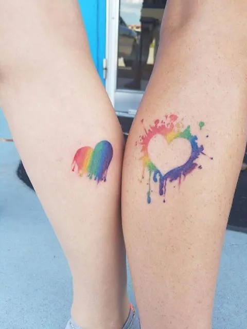 Tatuagem de casal onde um é o preenchimento do coração e o outro o contorno