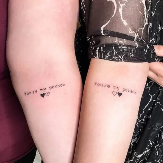 tatuagem de casal com frases e corações