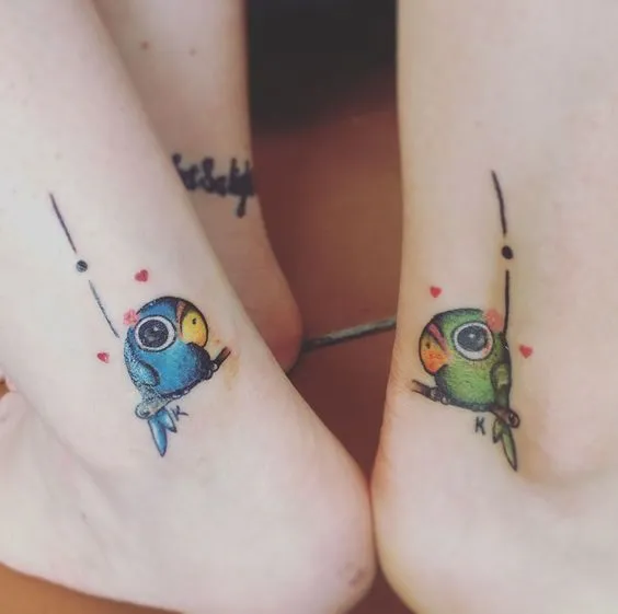 tatuagem de casal com um periquitinho em cada braço