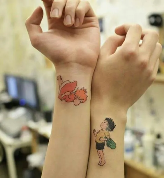 Tatuagem de casal baseada no filme Ponyo