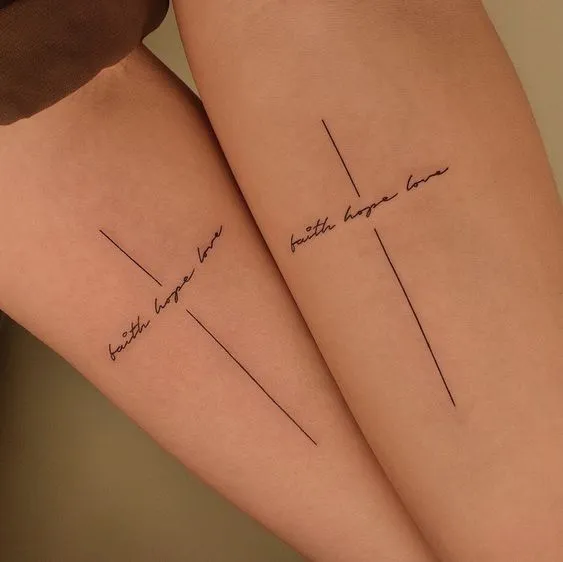 Tatuagem de casal com frases românticas simulando traços de manuscritos