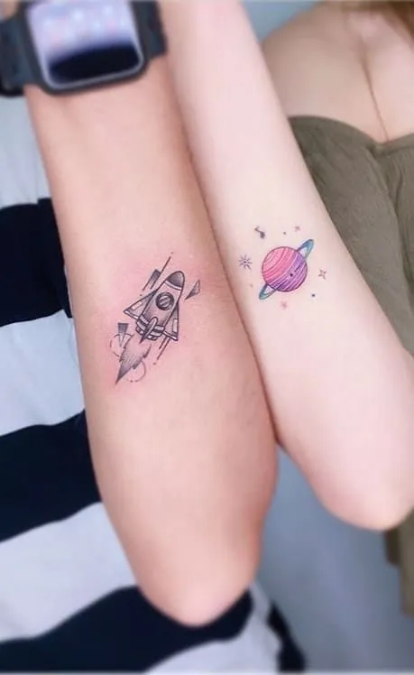 tatuagem de casal de um foguete e um planeta