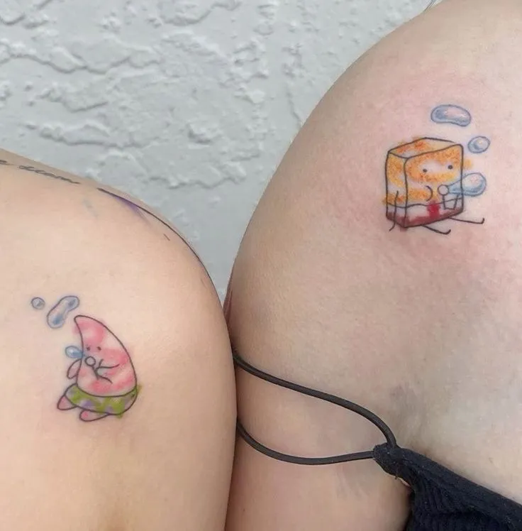 tatuagem de casal inspirada no Patrick e no Bob esponja.