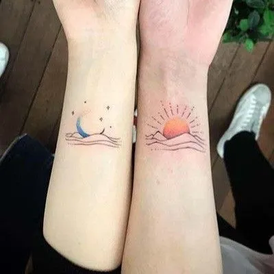 Tatuagem de casal de um luar e o outro de um dia ensolarado.