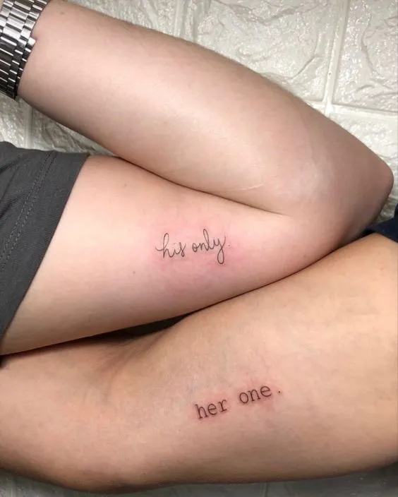 Tatuagem de casal "His only" e "Her one" feitas uma em cada braço.