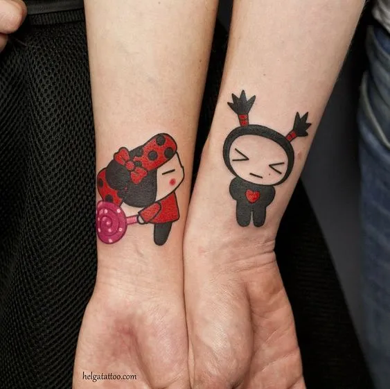 Tatuagem de casal inspirada no desenho Pucca