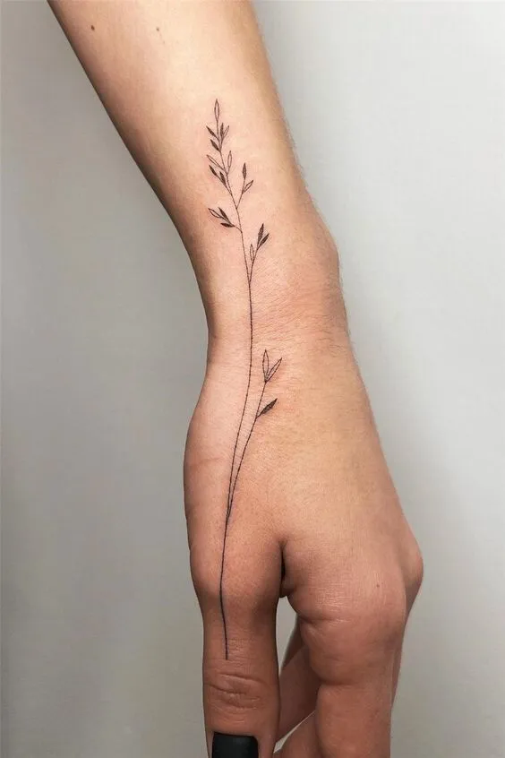 Tatuagem de flor na mão se estendendo até o pulso