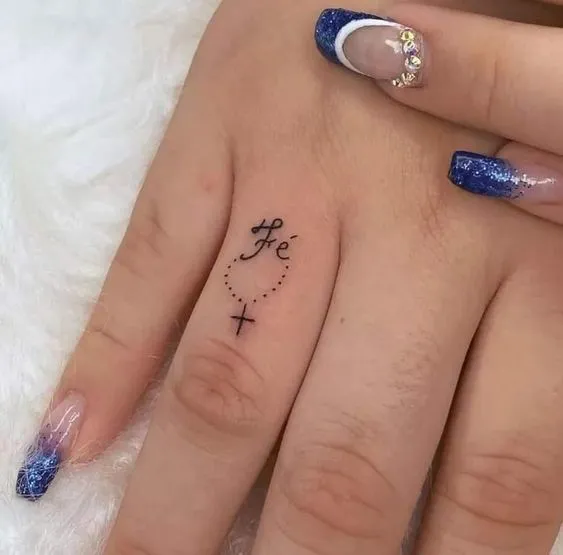 Tatuagem religiosa na mão, terço escrito fé desenhada no dedinho