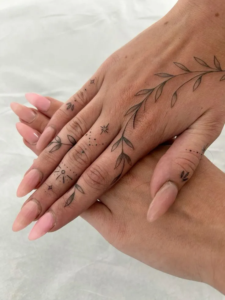 tatuagem fineline de plantinhas nos dedos