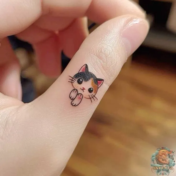 tatuagem na mão de um gatinho