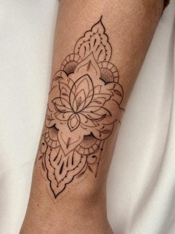 tatuagem fineline geométrica