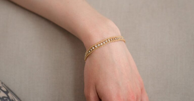 Tatuagem como Joia: A tendência dos desenhos delicados que imitam acessórios