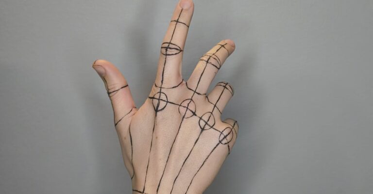 Tatuagem fine line: o que é, para quem é e como escolher um design delicado