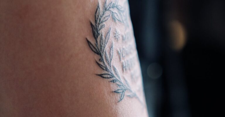 Fine line vs tatuagem minimalista: diferenças reais, durabilidade e quando escolher cada estilo