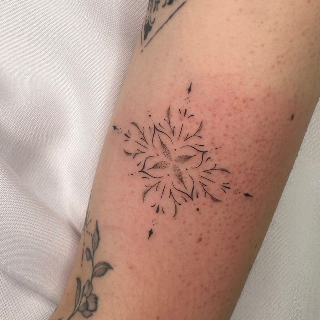 tatouage fine line inspiré de l'azulejo portugais — Gi Bianco Tattoo Porto