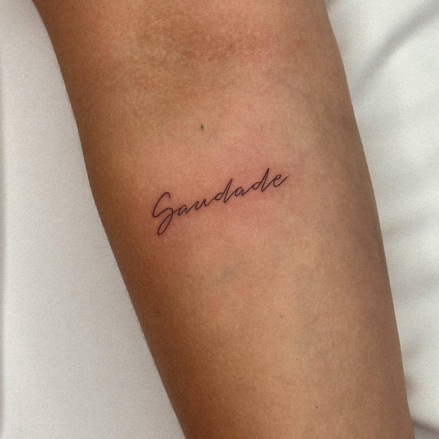 Tatuagem fine line palavra saudade Porto — Gi Bianco