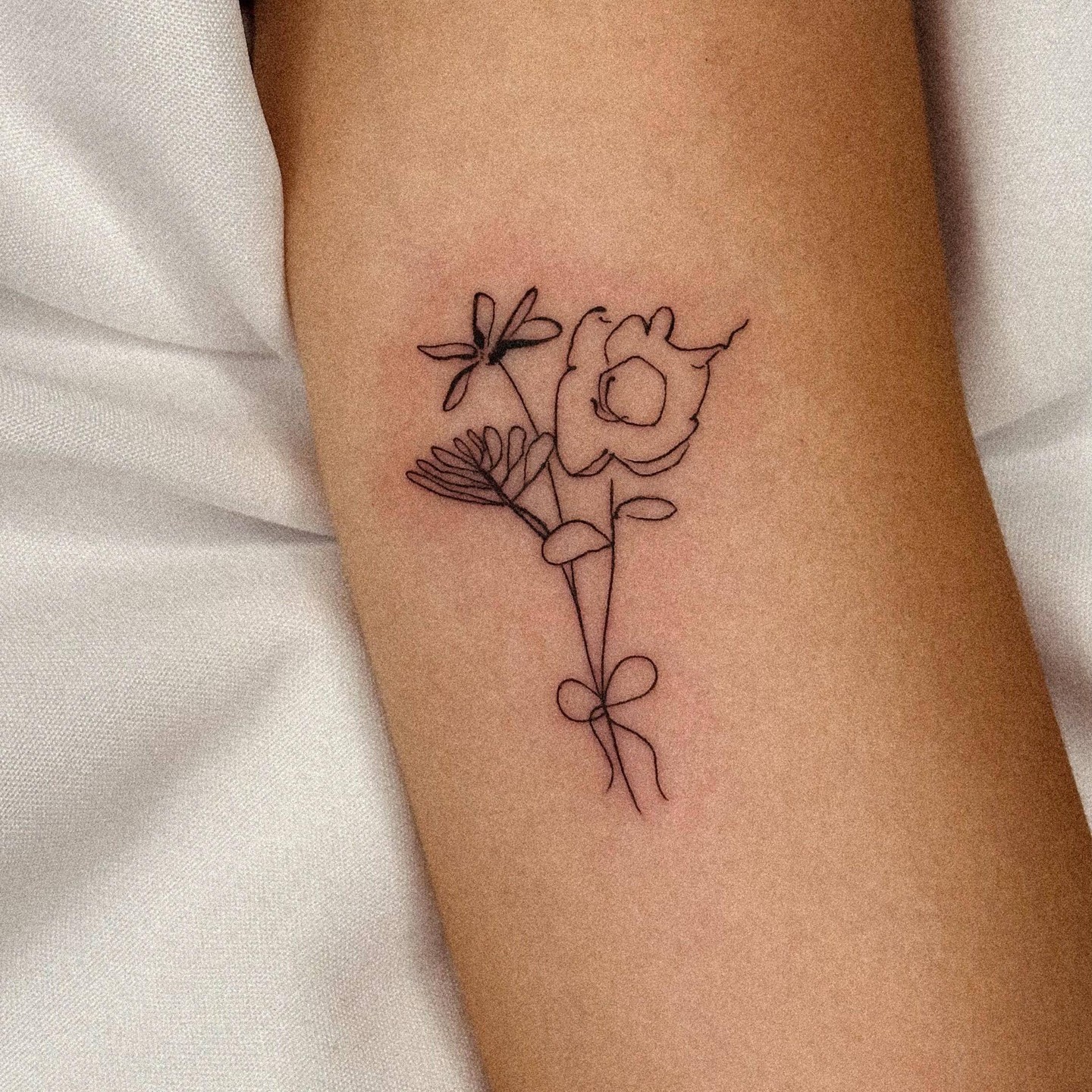 Tatuagem fine line floral Porto — Gi Bianco