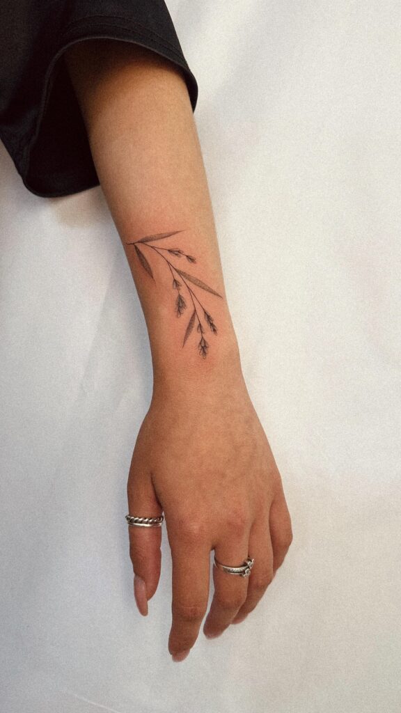 Tatuagem fine line floral no pulso - Gi Bianco Tattoo Porto