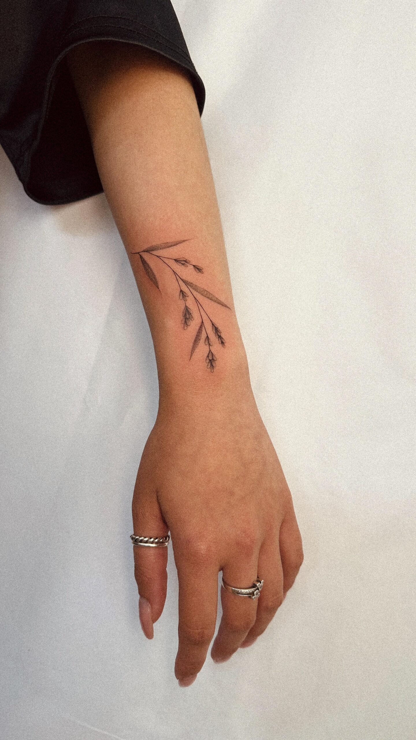 Tatuagem floral delicada fine line no Porto — Gi Bianco