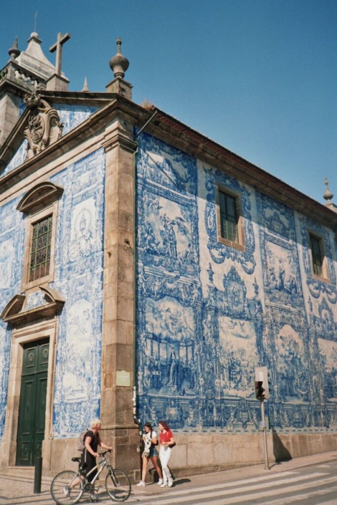 Azulejos na Capela das Almas, na Rua Santa Catarina no Porto.