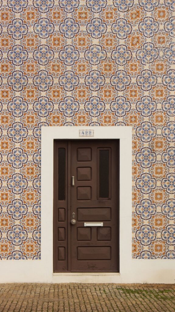 Fachada de casa em portugal com azulejos decorativos