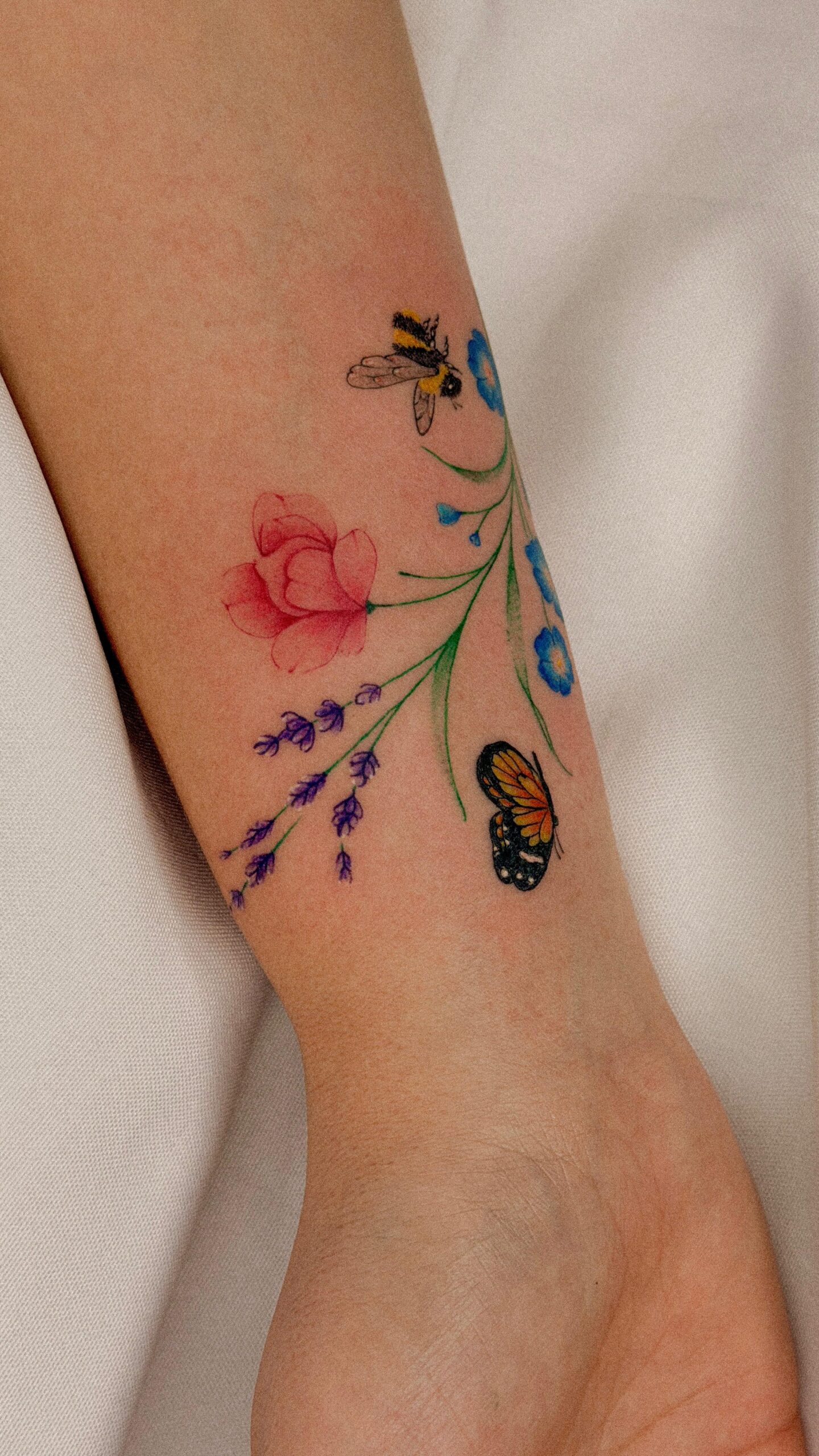 Tatuagem flores coloridas delicadas